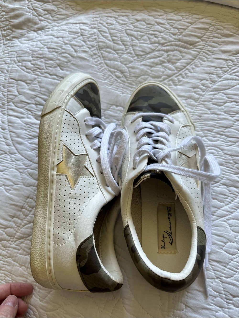 Vintage Haviana White Star Accent Sneakers with Camo Trim - size 8.5